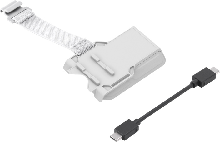 Hellgraues Ladecase mit Band und einem schwarzen USB-C-Kabel.
