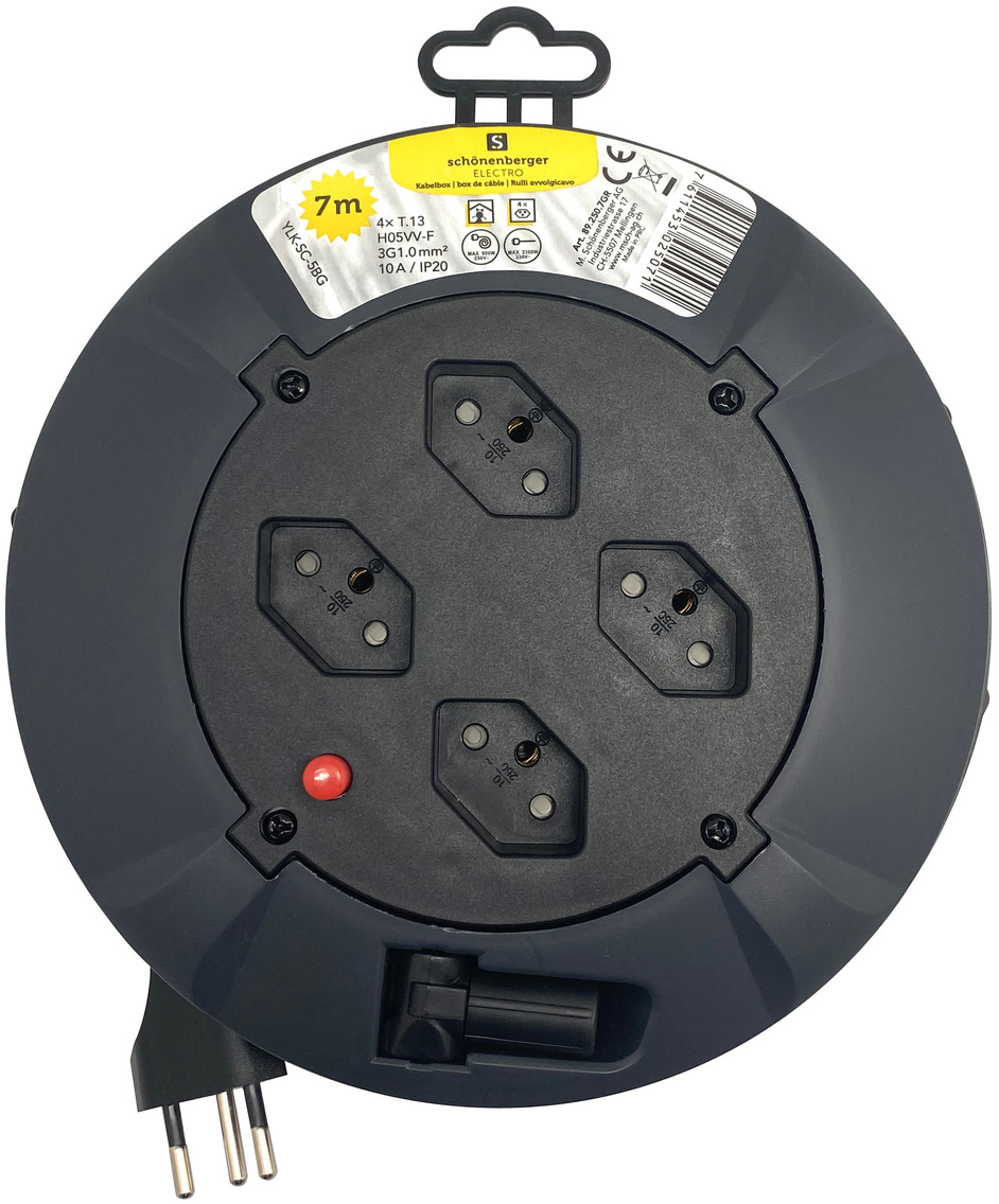 Eine dunkelgraue Kabeltrommel mit vier Steckdosen, einem schwarzen Stecker und einem roten Knopf.