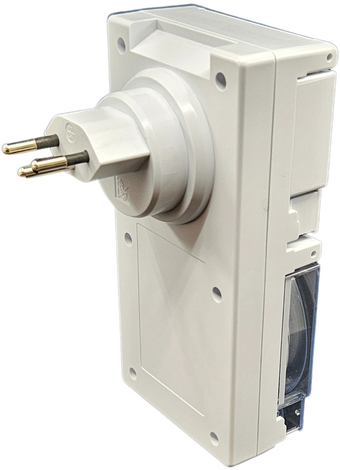 Weißer elektrischer Steckeradapter. Zeigt den Stecker und die Buchse auf weißem Hintergrund.