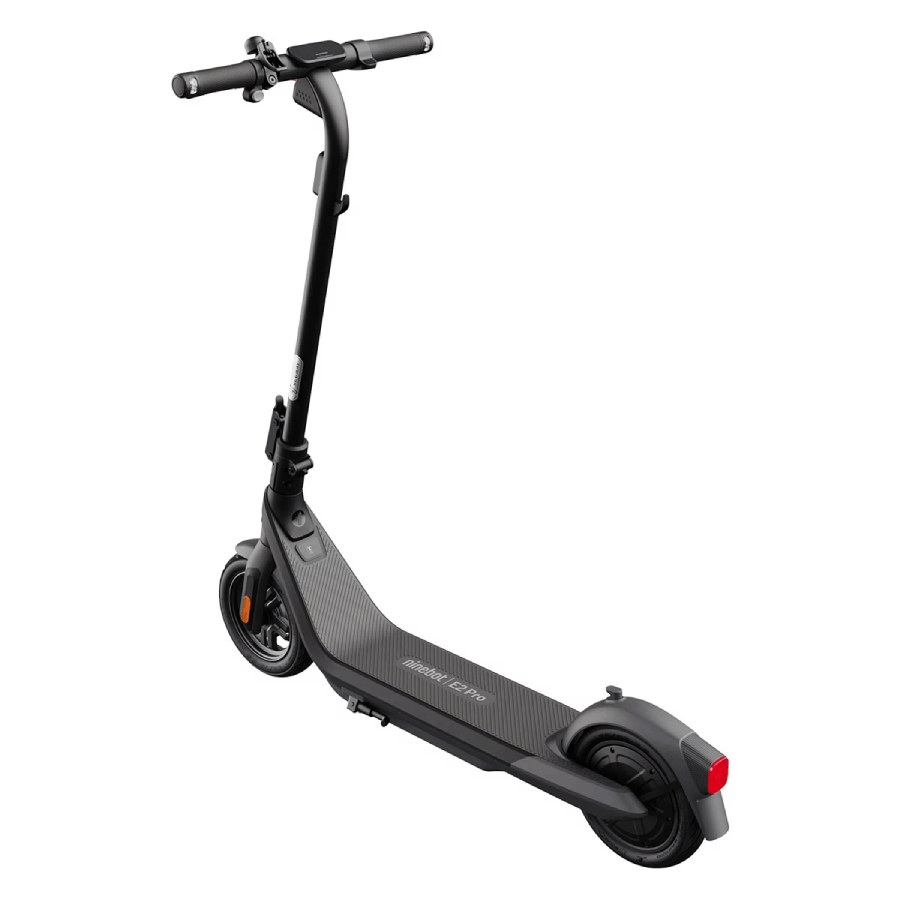 Patinete eléctrico negro sobre fondo blanco. Tiene manillar, plataforma y rueda.