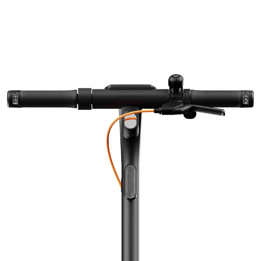 La parte superior de un patinete eléctrico negro y naranja, aislado sobre fondo blanco.