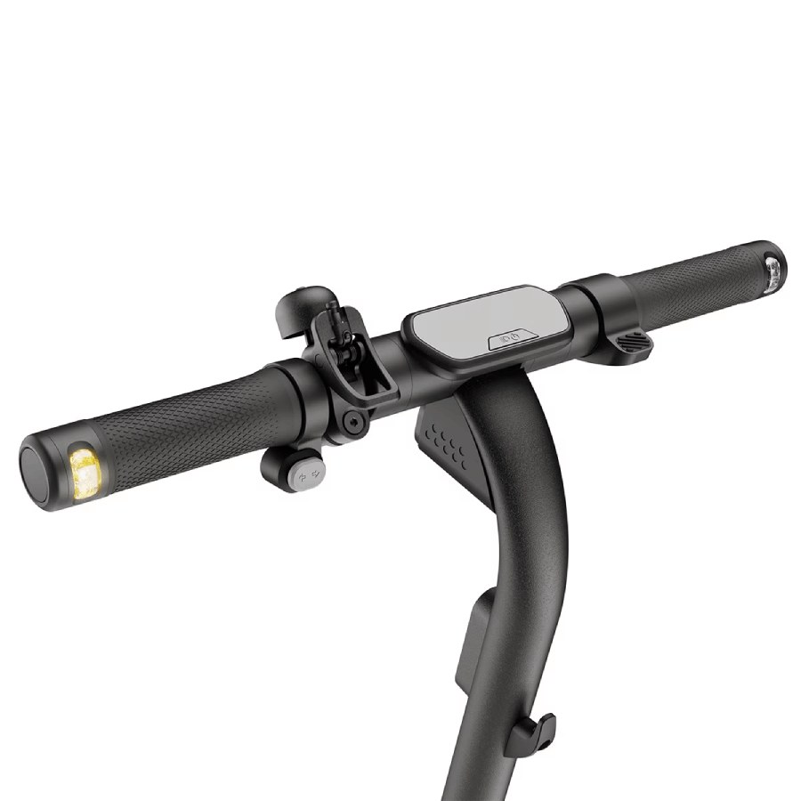 Primer plano del manillar de un patinete eléctrico negro. Incluye luces y botones. Fondo blanco.
