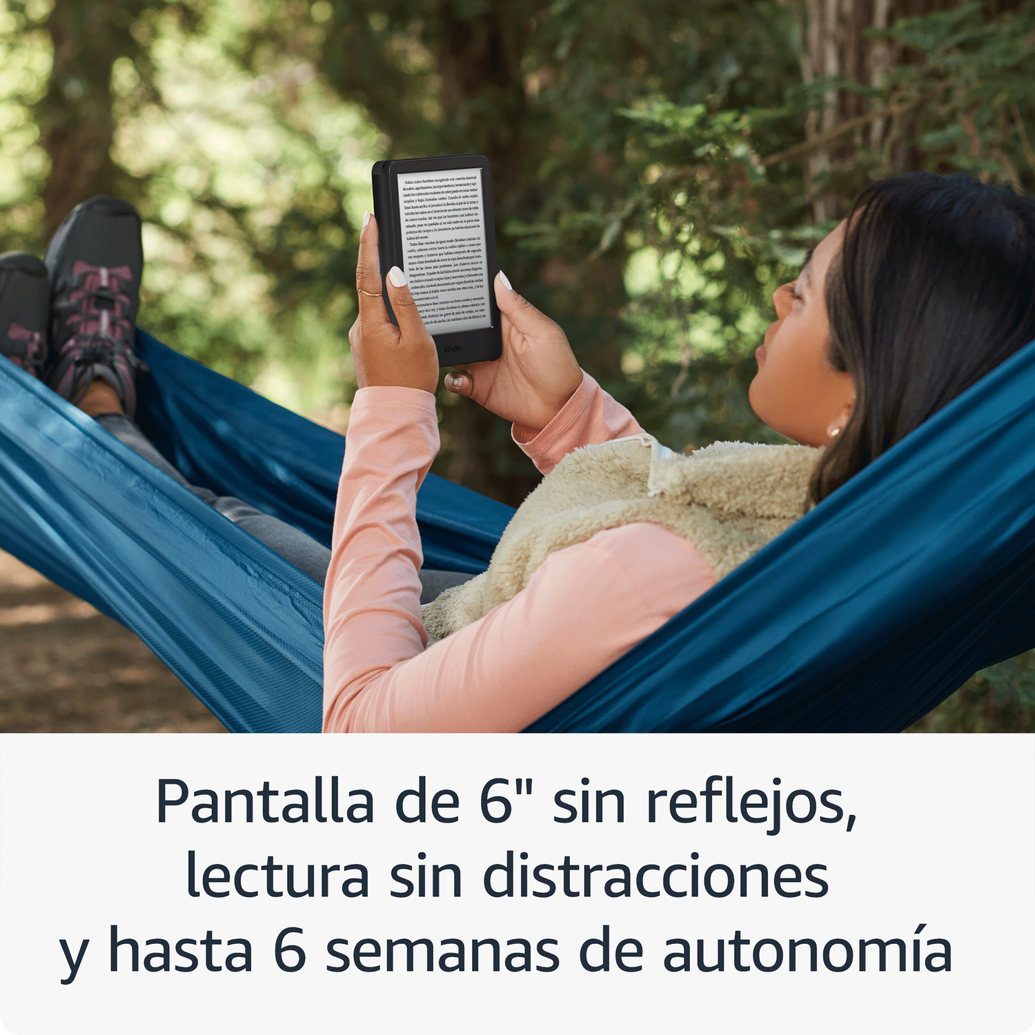 Mujer en hamaca leyendo un lector de libros electrónicos Kindle con texto en español.