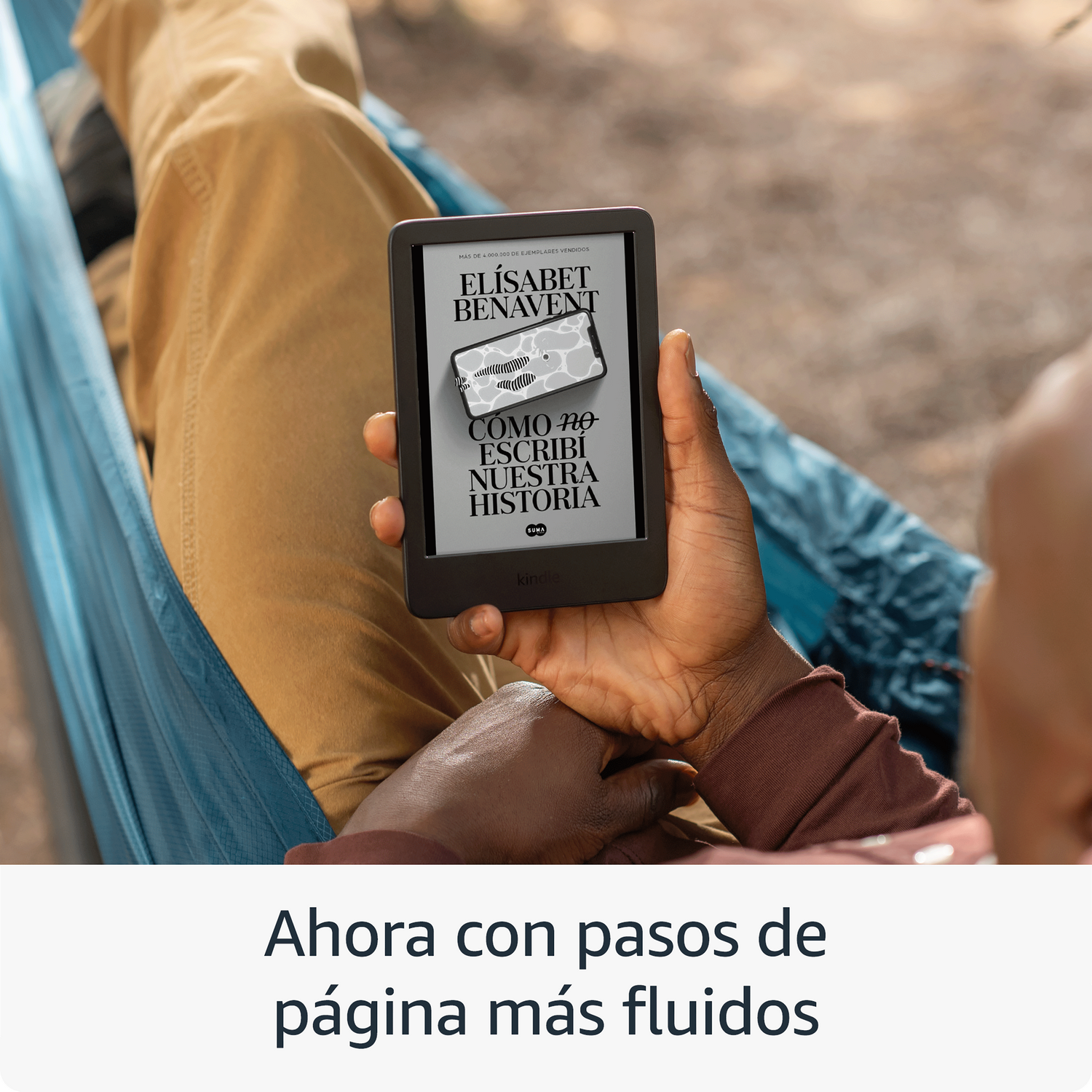 Persona en hamaca leyendo un Kindle. Cubierta del libro visible: Elísabet Benavent.