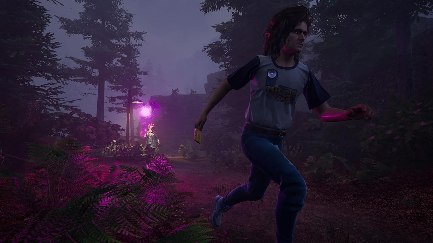 Un hombre corriendo en un bosque. Luz púrpura. Escena de un juego.
