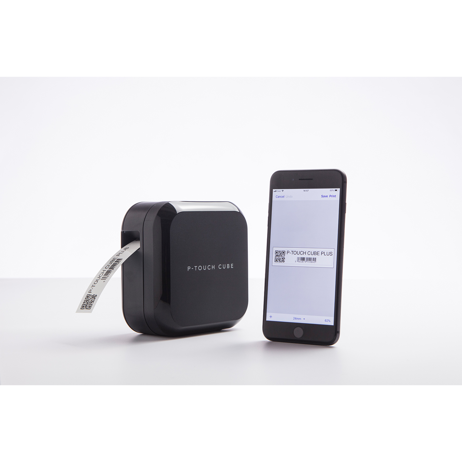 Etichettatrice P-Touch Cube nera con uno smartphone che mostra un design di etichetta.