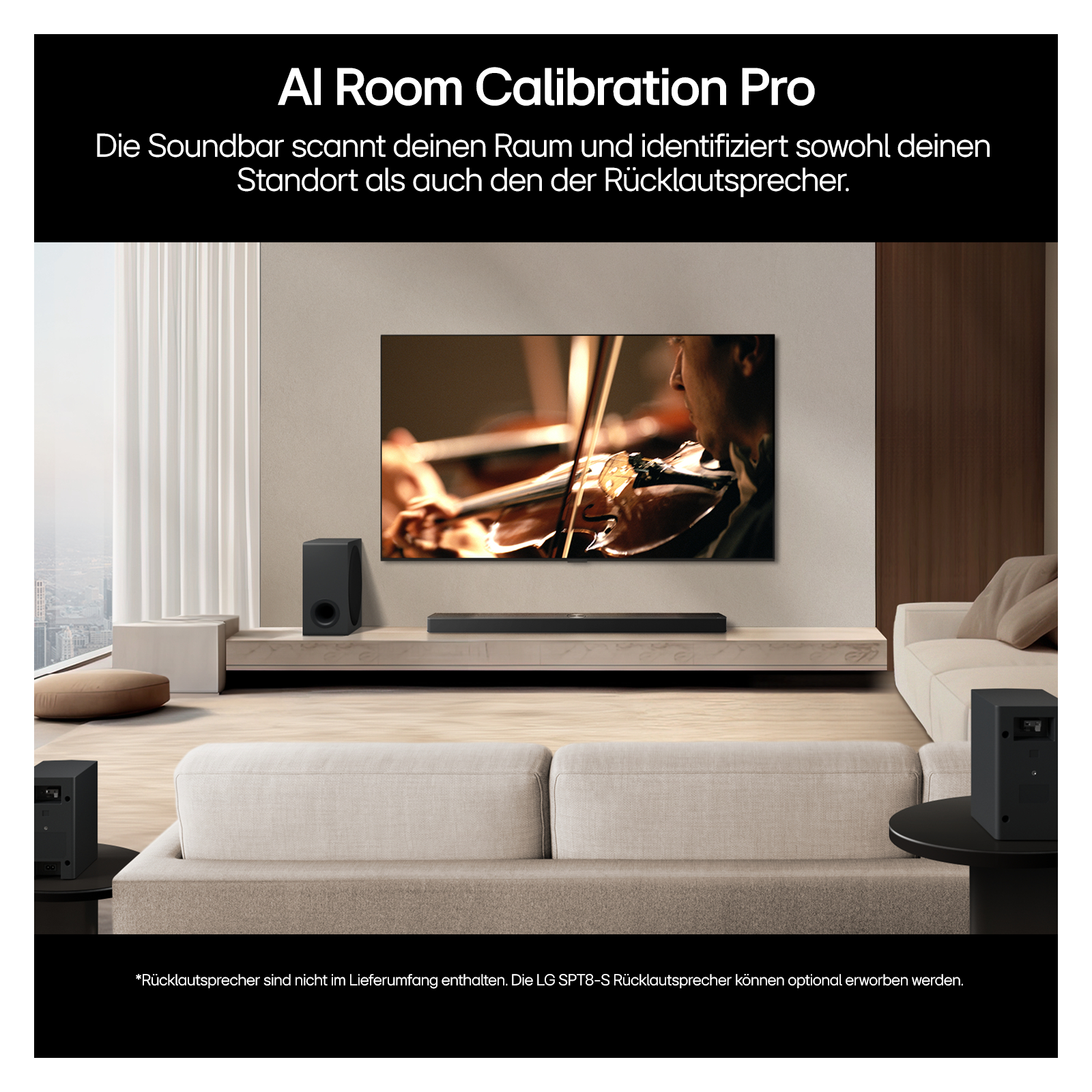 Wohnzimmer mit TV, Soundbar und Lautsprechern. Text über AI-Raumkalibrierung. Modernes, sauberes Setup.