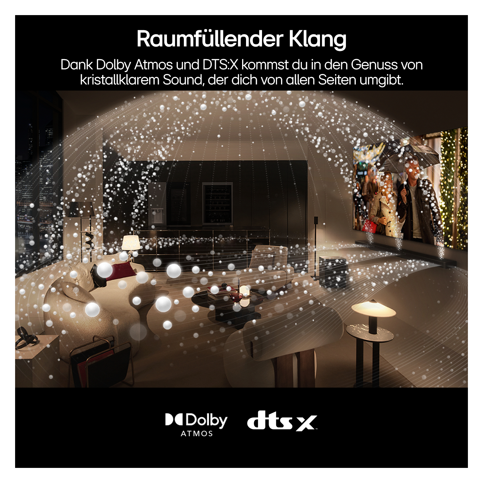 Wohnzimmer mit modernem Fernseher. Text beschreibt Dolby Atmos und DTS:X Soundtechnologie.