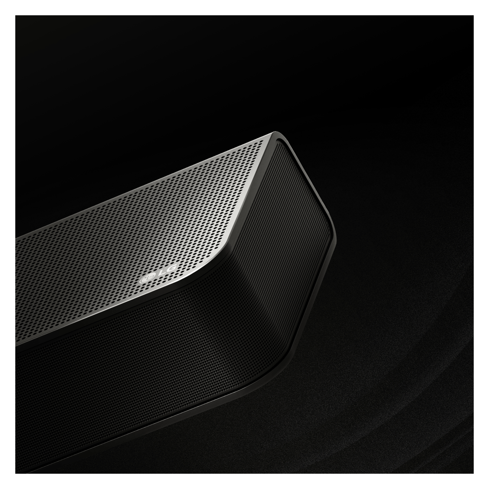 Nahaufnahme einer schwarzen Soundbar. Perforierter Metallgrill und gebogenes Design.