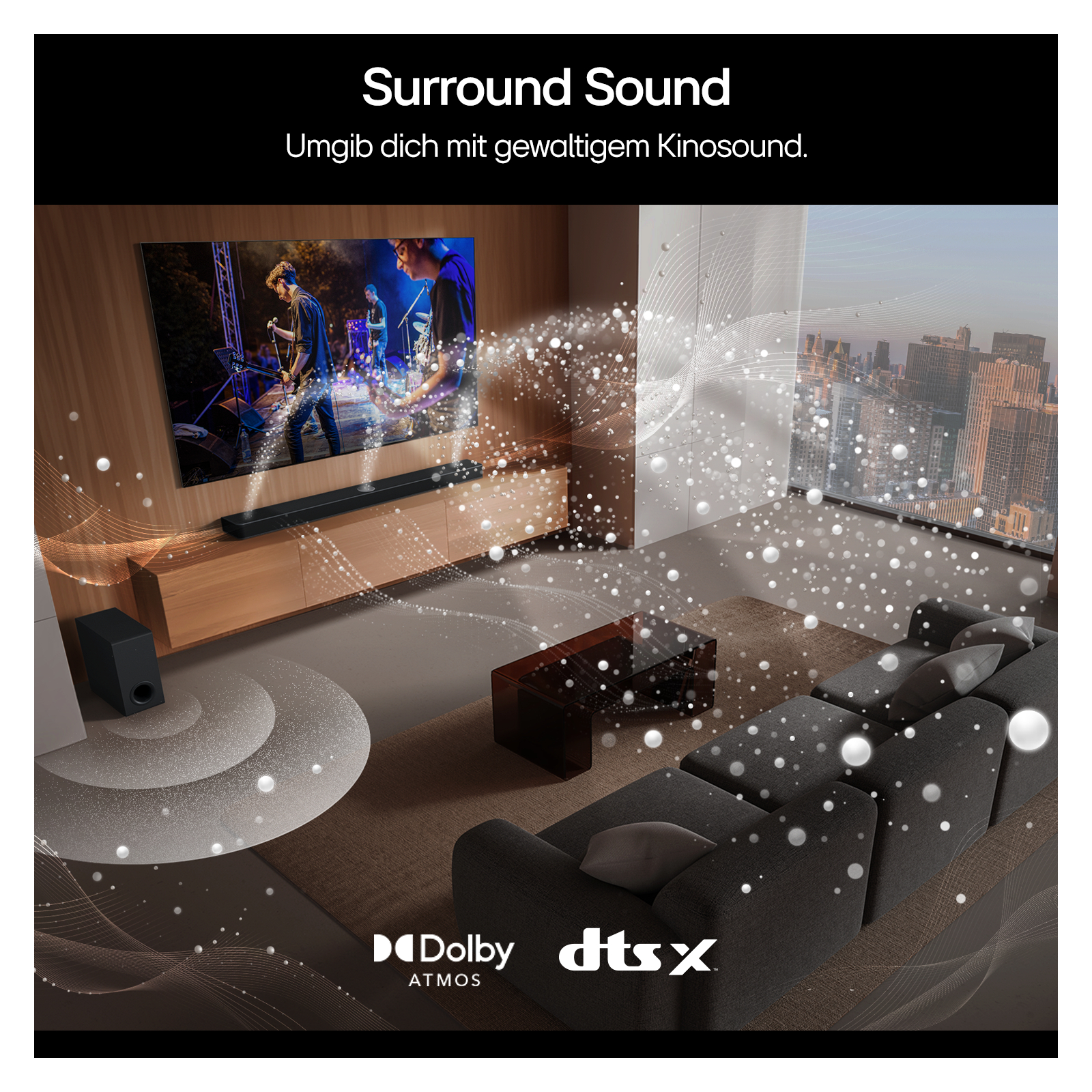 Wohnzimmerszene mit Soundbar, TV, Subwoofer und Couch.