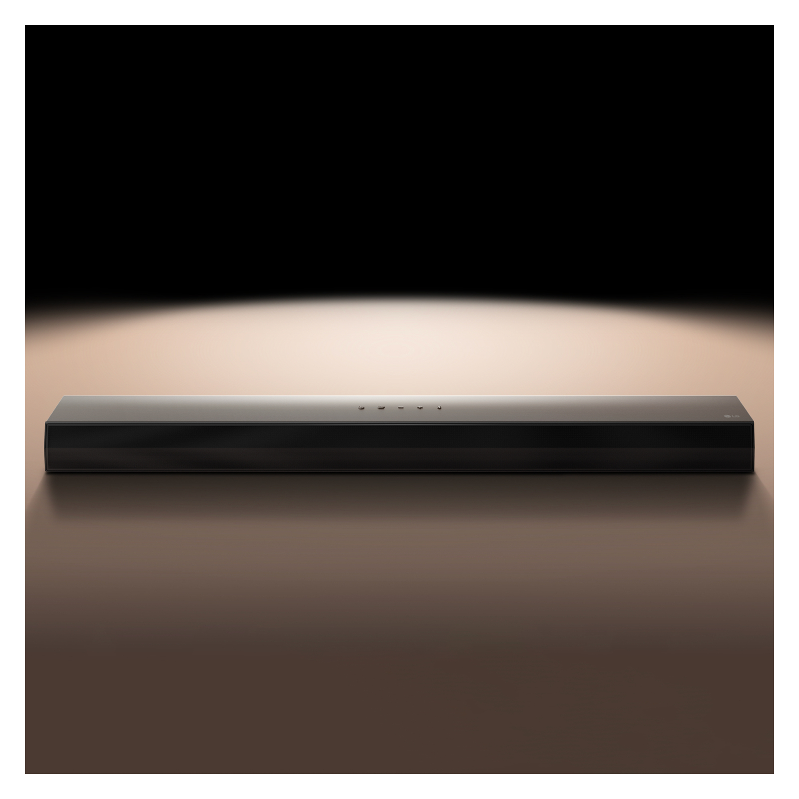 Schwarze Soundbar mittig auf brauner Oberfläche, mit dunklem Hintergrund.