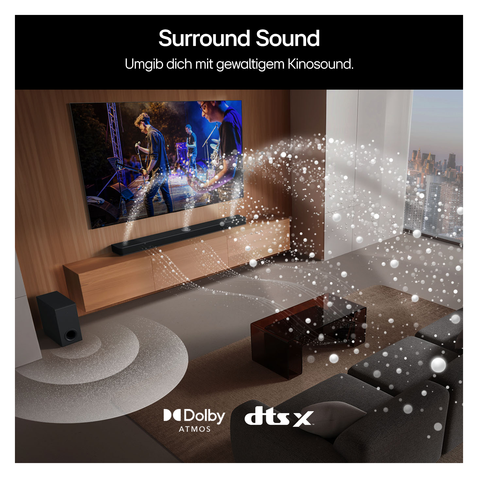 Raum mit Fernseher, Soundbar, Sofa und Subwoofer, mit Text.