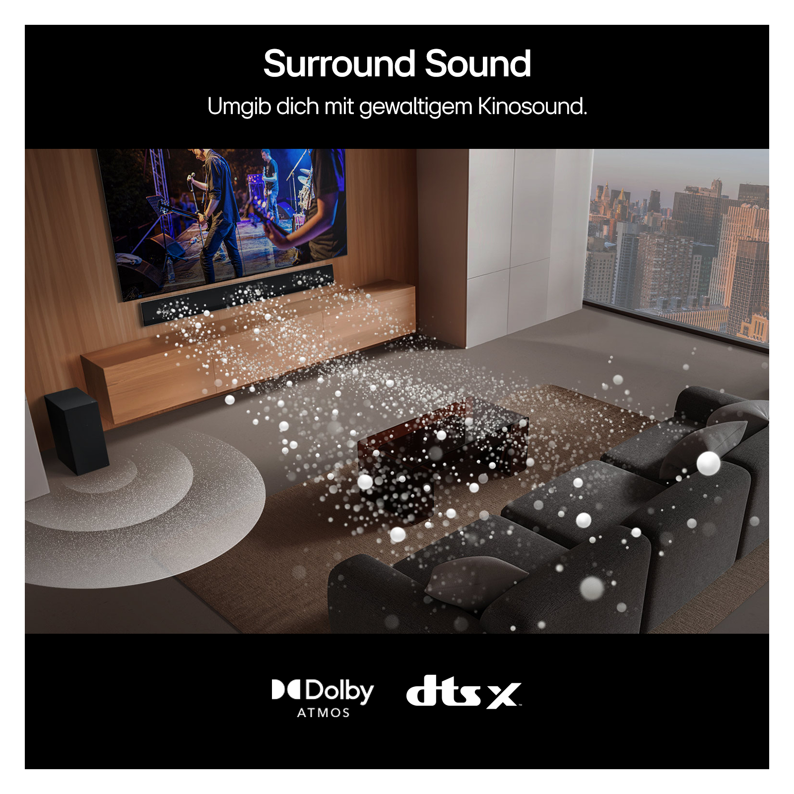 Wohnzimmer mit Soundbar, Subwoofer und Sofa. Text über Surround Sound.