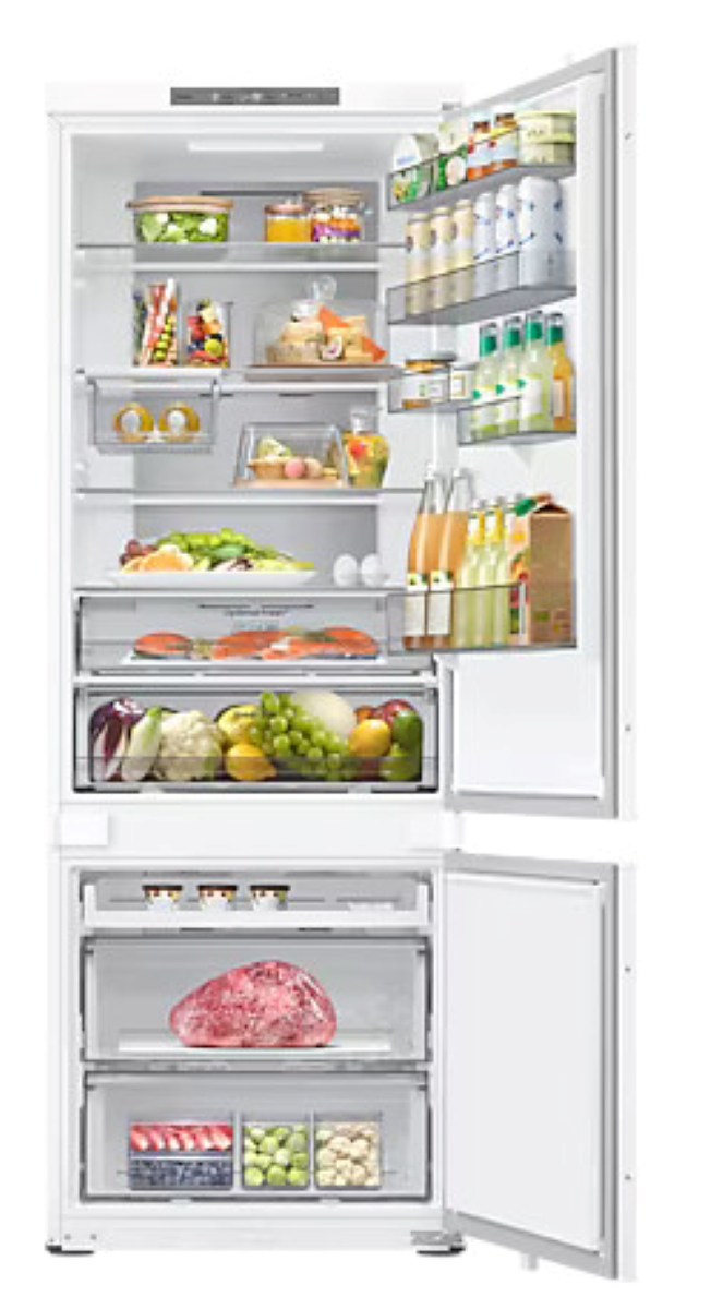 Biała otwarta lodówka z produktami spożywczymi w środku.