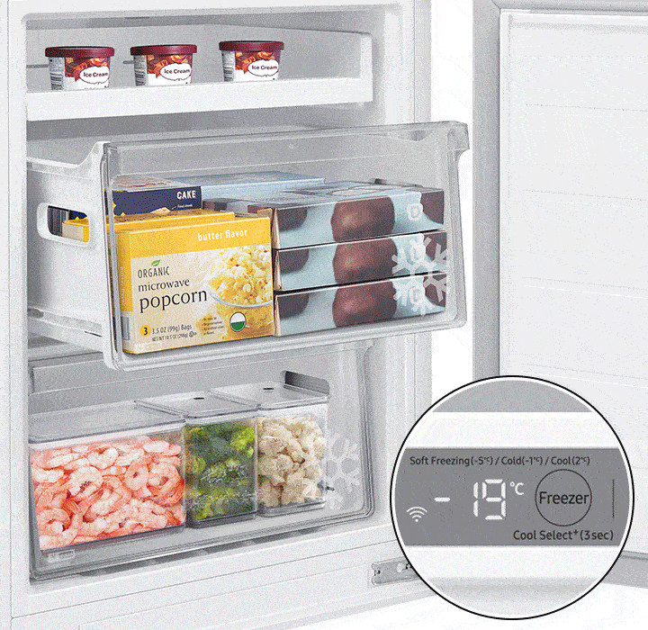 Otwarta zamrażarka z lodami, popcornem z kuchenki mikrofalowej i mrożonkami.