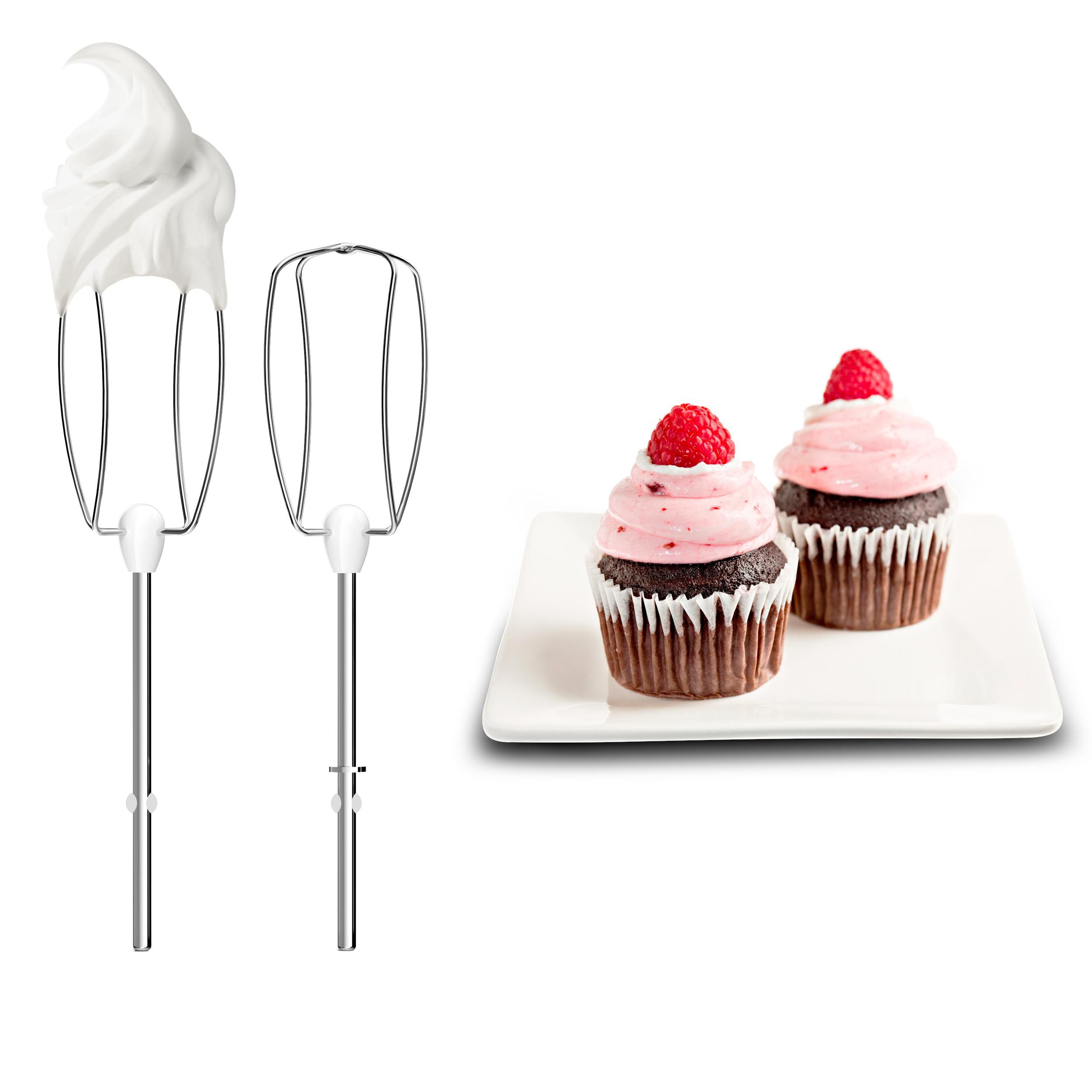Zwei Mixeraufsätze mit Schlagsahne und zwei Cupcakes mit Himbeeren.