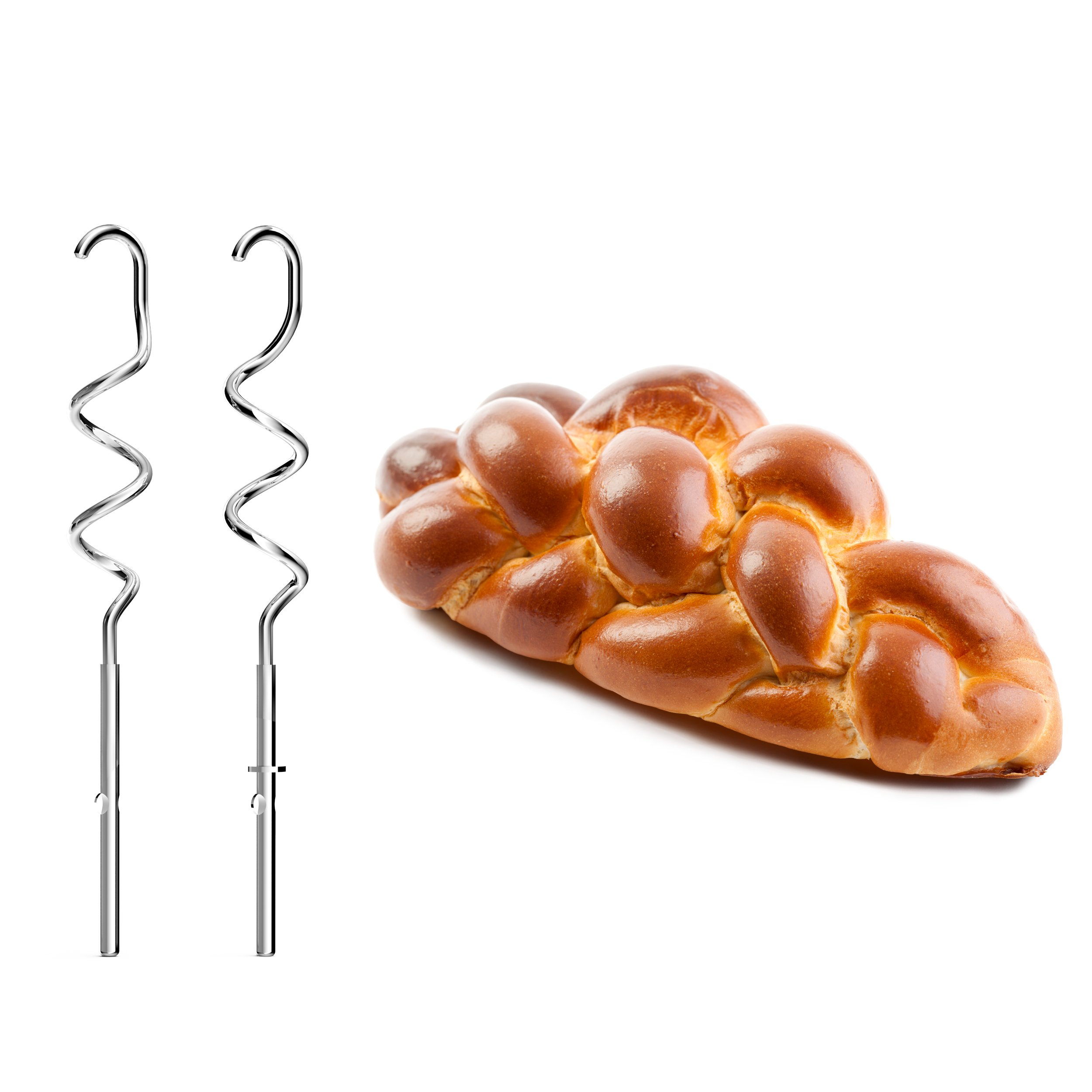Challah-Brot und zwei Spiralkneter-Aufsätze auf Weiß.