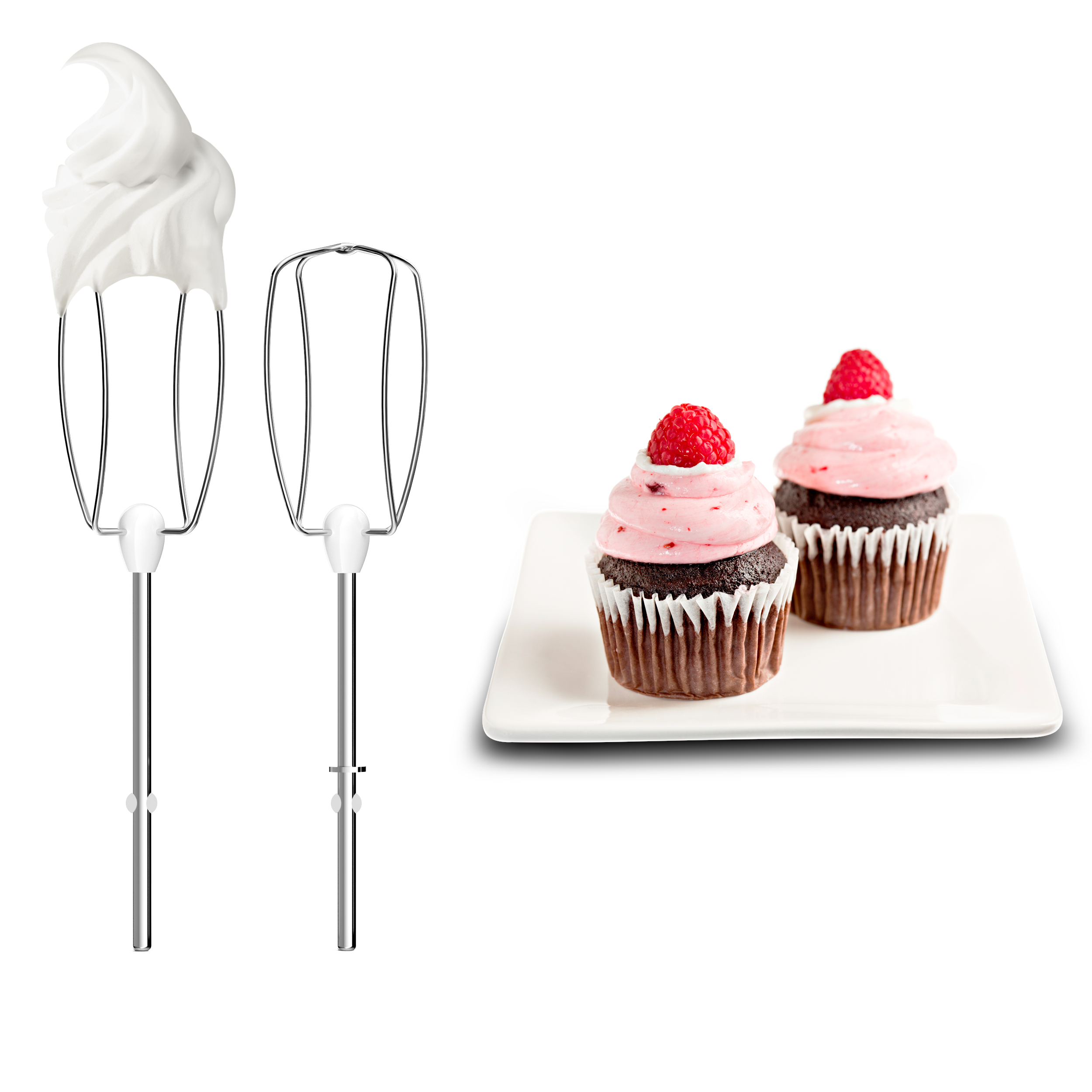 Zwei Mixeraufsätze mit Schlagsahne und zwei Cupcakes mit rosa Zuckerguss und Himbeeren.
