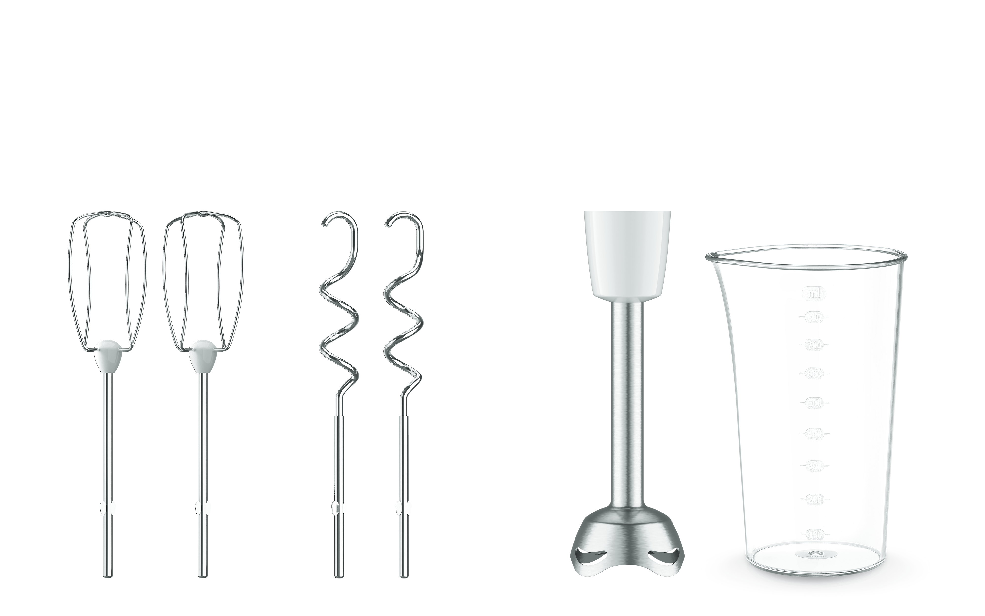 Weißer Hintergrund mit Mixerteilen: Schneebesen, Knethaken, Mixer und Messbecher.