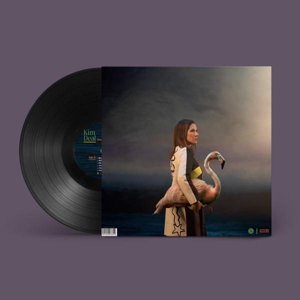 Kim Deal Albumcover, hält einen Flamingo. Eine schwarze Vinyl-Schallplatte befindet sich links im Bild.