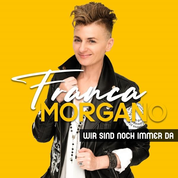 Frau mit kurzen Haaren lächelt auf gelbem Grund mit Text und Logo.