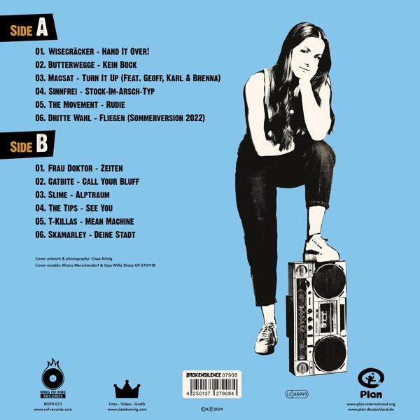 Frau mit Boombox, lehnt sich an. Text listet Bandnamen.