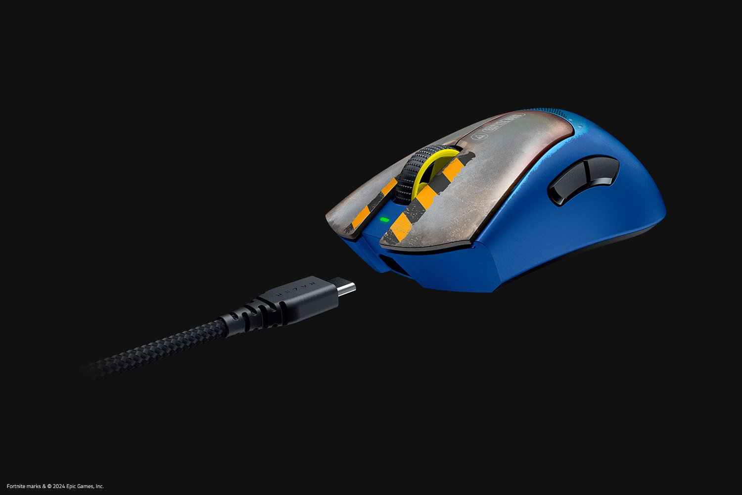 Eine blaue und silberne Gaming-Maus mit angeschlossenem Ladekabel.