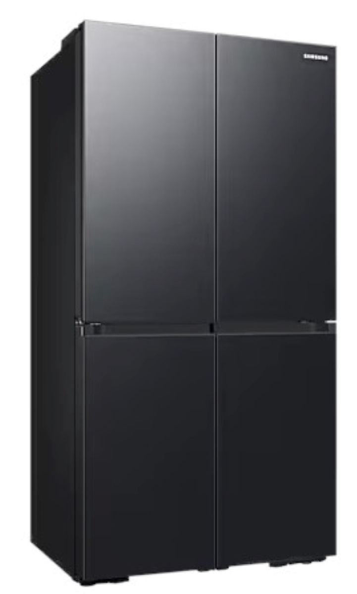 Czarna lodówka Samsung na białym tle. Ma cztery drzwi i elegancki wygląd.