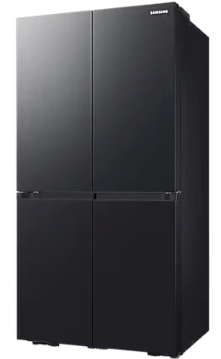 Czarna lodówka Samsung z czterema drzwiami, nowoczesny design.