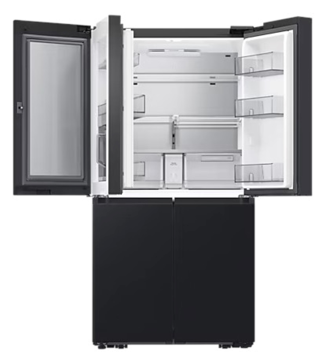 Duża czarna lodówka z otwartymi drzwiami, pokazująca wewnętrzne półki i szuflady.