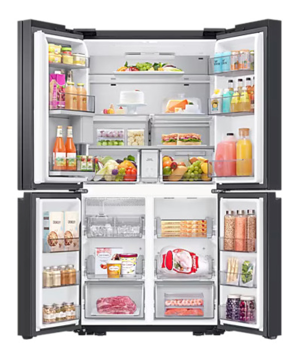Pełna, otwarta, czterodrzwiowa lodówka z różnymi produktami spożywczymi w środku.
