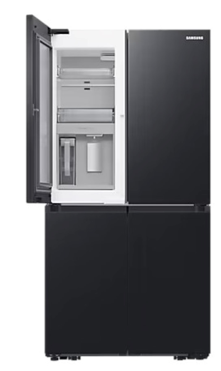 Czarna lodówka Samsung z trzema otwartymi drzwiami, pokazująca wnętrze.