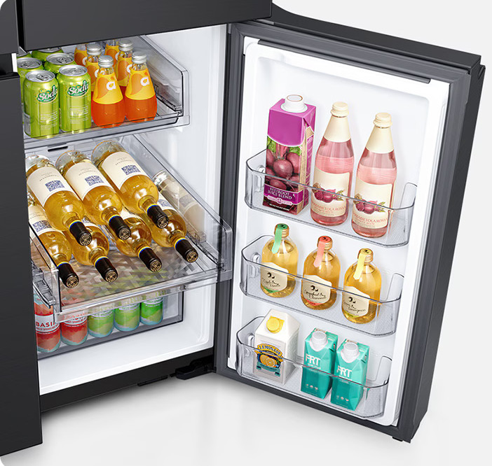 Drzwi lodówki otwarte, pełne napojów: butelki wina, soki, napoje gazowane.