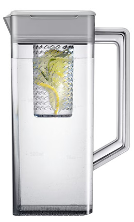 Przezroczysty dzbanek na wodę z plasterkami cytryny w centralnym filtrze. Dzbanek na białym tle.