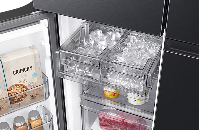 Lodówka z przezroczystym dozownikiem lodu i pojemnikiem z chrupiącymi płatkami śniadaniowymi.