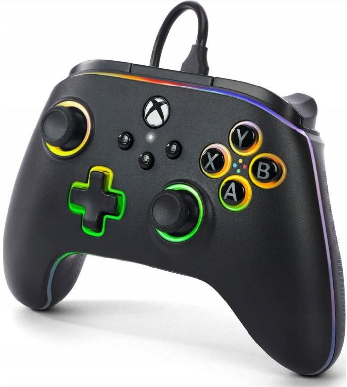 Czarny kontroler Xbox z tęczowymi światłami wokół przycisków i pierścieni joysticka.