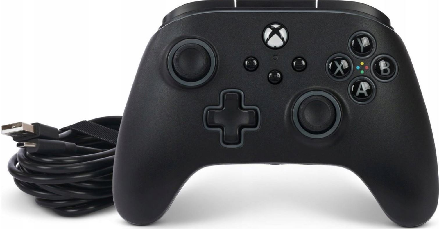 Czarny kontroler do gier. Ma kabel USB i czarne tło.