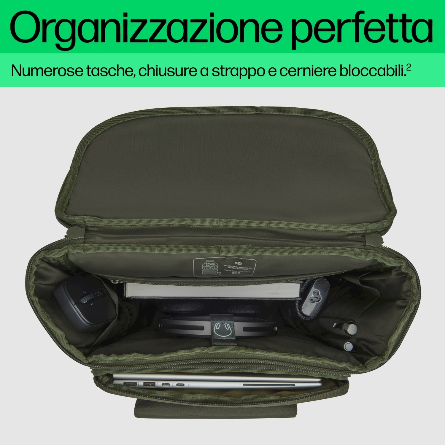 Zaino aperto che mostra scomparti organizzati. Colore verde oliva, pieno di oggetti come un laptop.