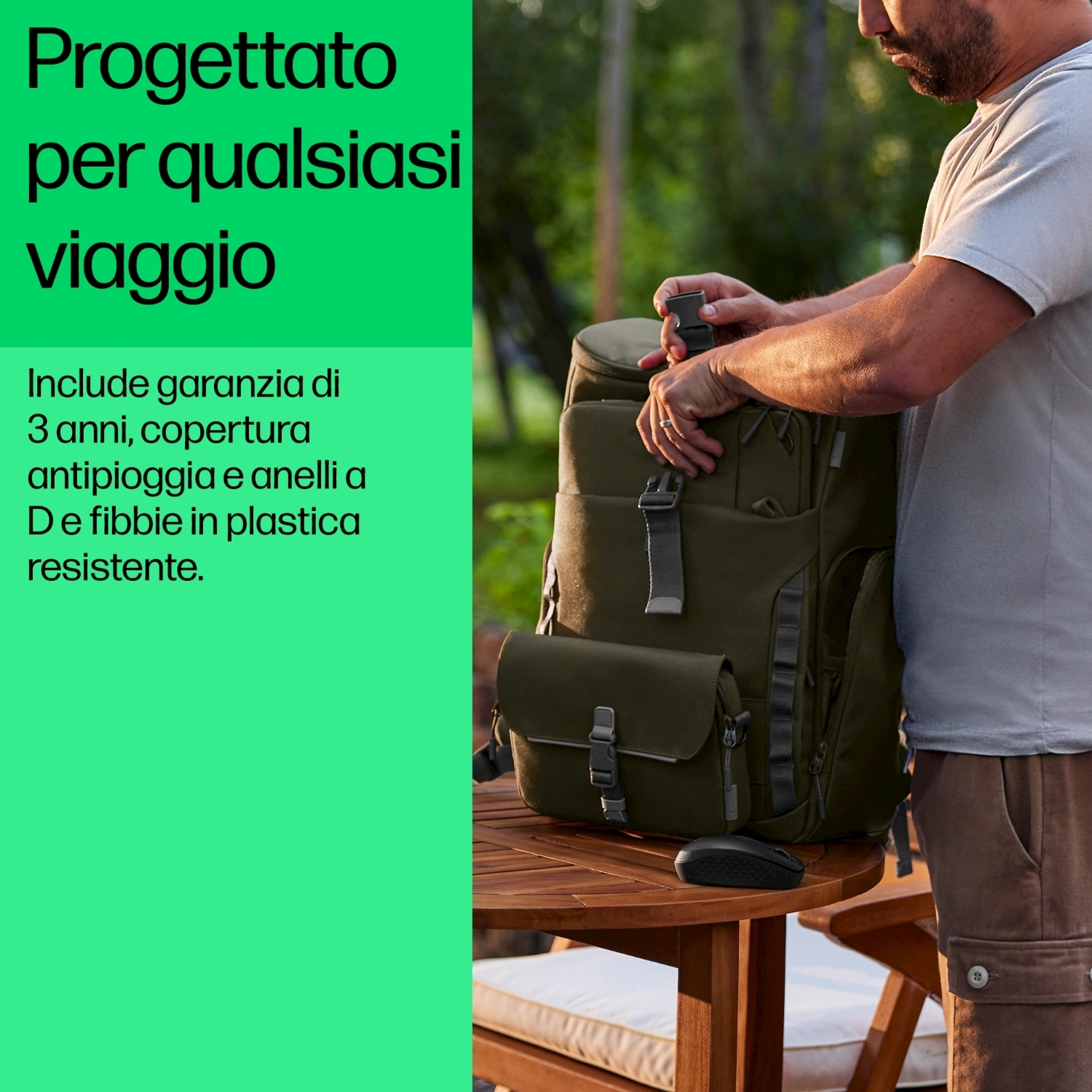 Uomo che prepara uno zaino verde su un tavolo di legno. Testo in italiano su sfondo verde.