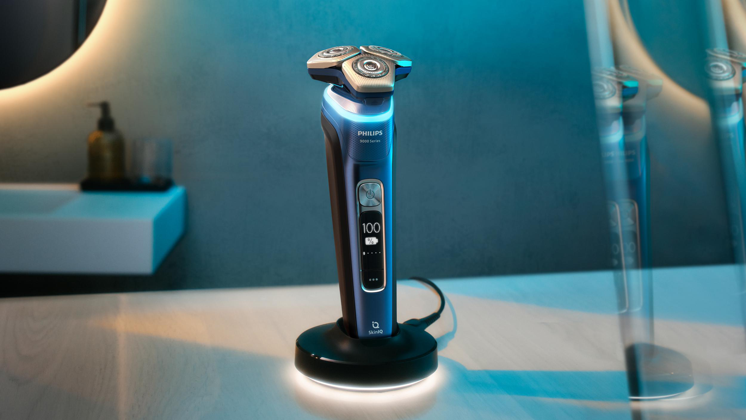 Elektrischer Philips-Rasierer in einer schwarzen Ladestation. Blaues Licht leuchtet.