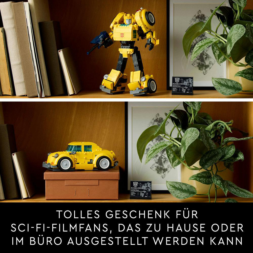 LEGO Bumblebee Transformer Spielzeug mit Büchern und Pflanzen ausgestellt.