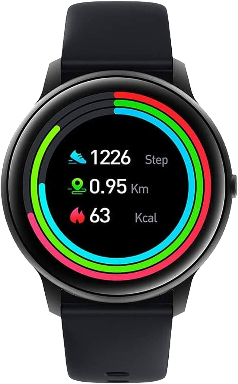 Egy fekete okosóra, amely lépéseket, távolságot és elégetett kalóriákat jelenít meg.