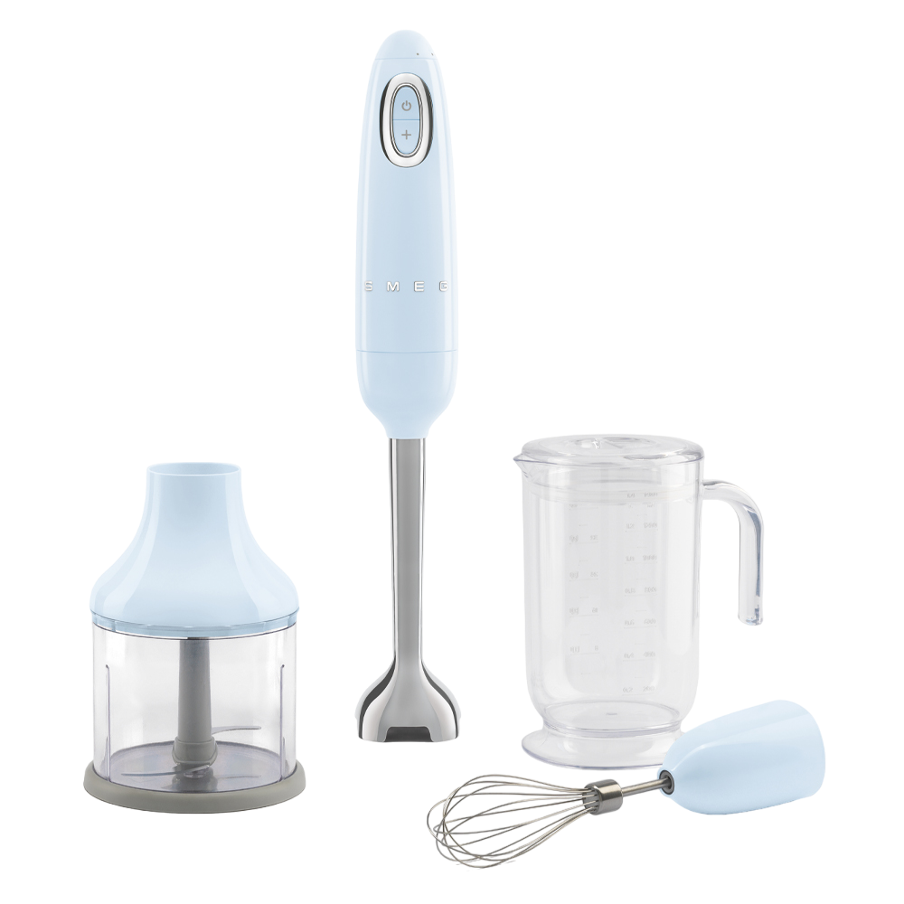 Hellblaues Smeg Stabmixer-Set mit Mixer, Zerkleinerer, Schneebesen und Messbecher.