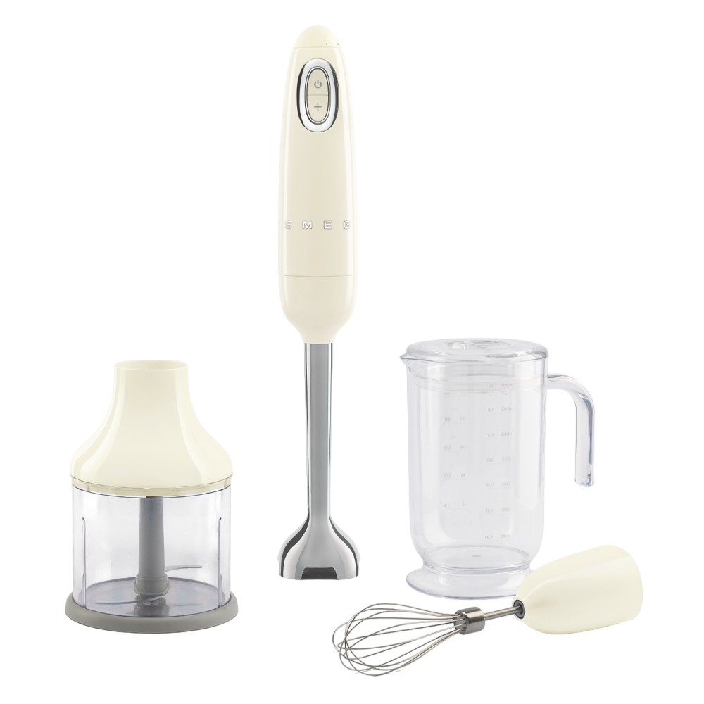 Cremefarbener Mixer mit Zubehör. Es enthält einen Mixstab, einen Schneebesen und einen Messbecher.