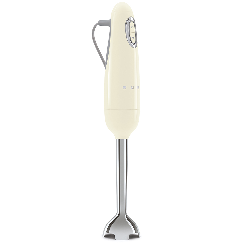 Ein beiger Handmixer steht alleine. Er hat einen langen Griff und einen silbernen Mixkopf.
