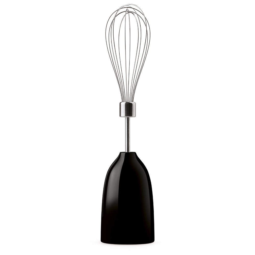 Ein schwarzer Stabmixer-Aufsatz mit einem Schneebesen aus Edelstahl auf Weiß.