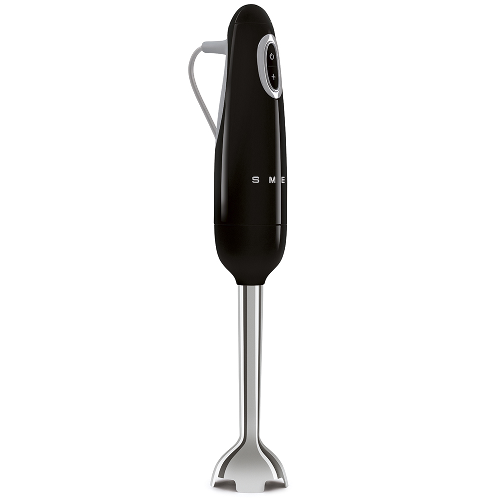 Schwarzer Smeg-Stabmixer auf weißem Hintergrund. Er hat einen Edelstahl-Mixarm und einen schwarzen Griff.