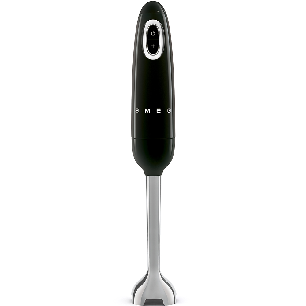 Schwarzer Stabmixer mit silbernem Mixkopf und Logo, freigestellt.