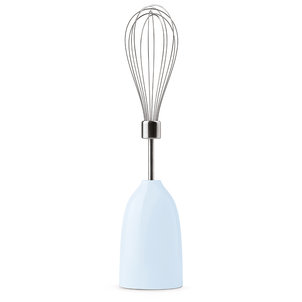 Ein hellblauer Handmixer auf weißem Hintergrund. Der Schneebesen ist silbern.