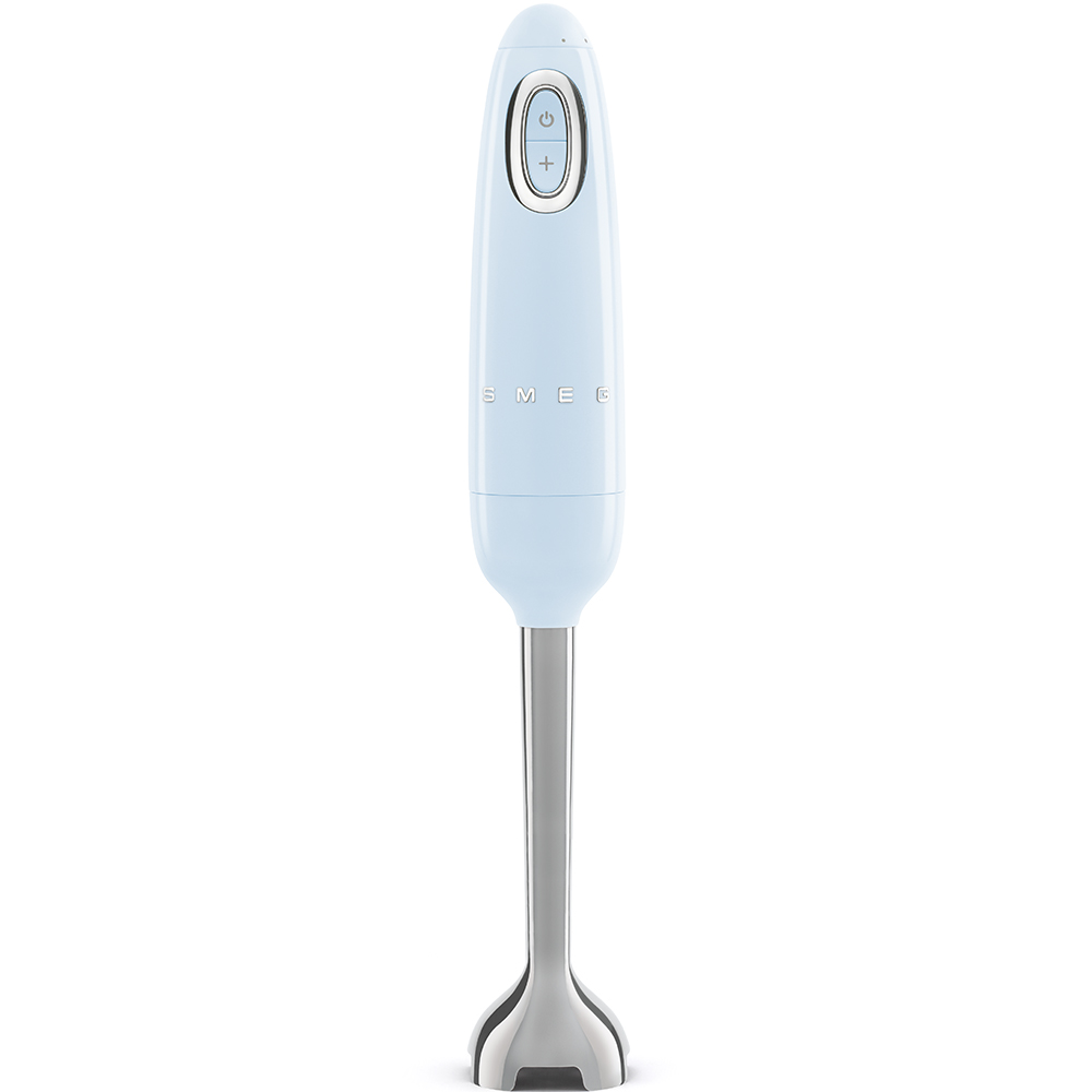 Ein hellblauer SMEG Stabmixer mit silbernen Details.